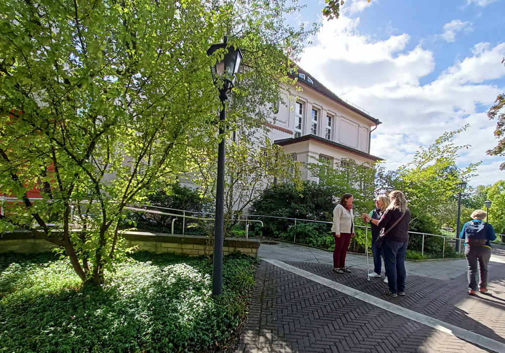 vor dem neuen Eingang