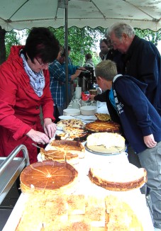 20 J. Storchennest: Kuchenbasar