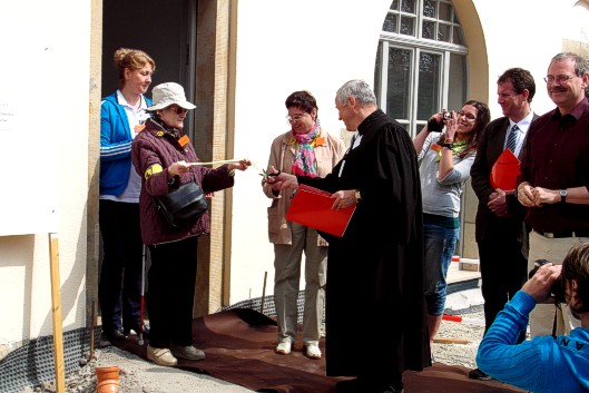    Einweihung Spatzenhof 27.04.2014: Das Band wird durchgeschnitten