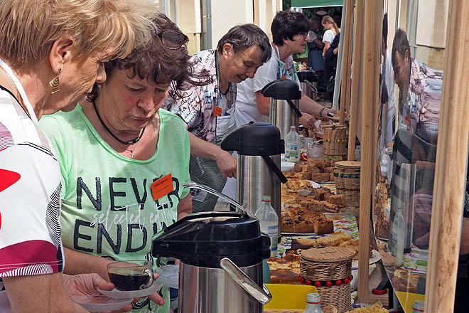 Die fleißigen Helferinnen am Kuchenbuffett